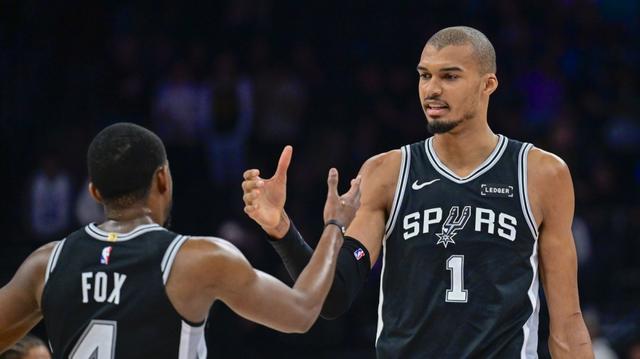 马刺11连胜轰动全联盟！帕金斯放话：季后赛没人能防住文班亚马！